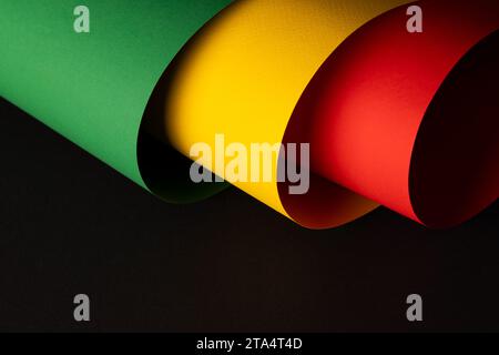 Grüne, gelbe und rote Papiere mit Kopierraum auf schwarzem Hintergrund Stockfoto