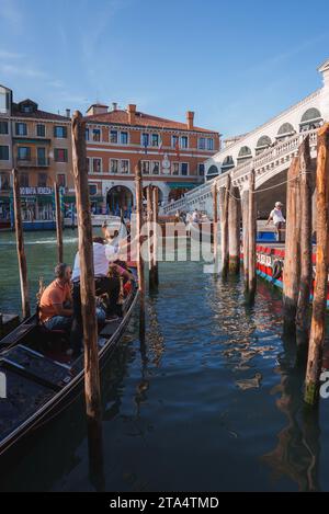 Malerischer Blick auf Gondeln auf dem Canal Grande in Venedig, Italien - ruhige Sommeratmosphäre Stockfoto