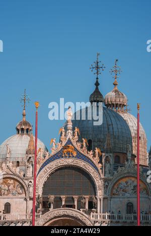 Atemberaubende gotische Kathedrale in Venedig, Italien mit hohen Türmen und verzierten Details Stockfoto