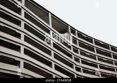 Mehrstöckiges Gebäude zum Parken von Autos auf dem Einkaufszentrum mit blauem Himmel Hintergrund Stockfoto