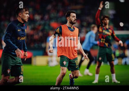 Bruno Fernandes während des Aufwärmens vor dem Qualifikationsspiel zur UEFA Euro 2024 zwischen den Nationalmannschaften Portugal und Island, Estadio Jose Alvalade, Lissabon, Stockfoto