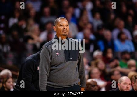 Columbia, SC, USA. November 2023. South Carolina Gamecocks Cheftrainer Lamont Paris in der zweiten Halbzeit gegen die Notre Dame Fighting Irish im NCAA Basketball Matchup in der Colonial Life Arena in Columbia, SC. (Scott Kinser/CSM). Quelle: csm/Alamy Live News Stockfoto