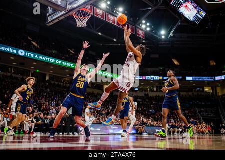 28. November 2023: Meechie Johnson (5) schießt während der zweiten Hälfte des NCAA Basketball Matchups in der Colonial Life Arena in Columbia, SC, über Notre Dame und den irischen Gardisten J.R. Konieczny (20). (Scott Kinser/CSM) Stockfoto