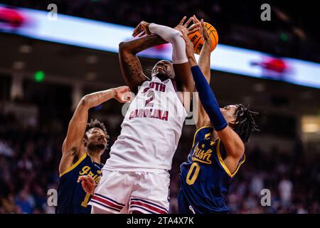 28. November 2023: South Carolina Gamecocks Stürmer B.J. Mack (2) wird von Notre Dame im Kampf gegen den irischen Stürmer Carey Booth (0) angegriffen, während er während der zweiten Hälfte des NCAA Basketball Matchups in der Colonial Life Arena in Columbia, SC schießt. (Scott Kinser/CSM) Stockfoto