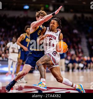 28. November 2023: Der Spieler der South Carolina Gamecocks Meechie Johnson (5) fährt in der zweiten Hälfte des NCAA Basketball Matchups in der Colonial Life Arena in Columbia, SC, gegen Notre Dame, den irischen Garde J.R. Konieczny (20) in den Korb. (Scott Kinser/CSM) Stockfoto