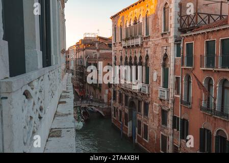 Ikonische venezianische Kanäle: Der Charme und die Raffinesse von Venedig, Italien, fängt ein Stockfoto