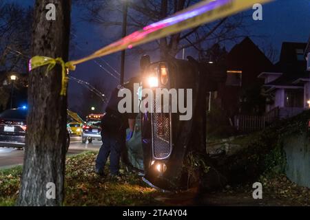 Seattle, USA. November 2023. Kurz nach 16:00 Uhr während der Hauptverkehrszeit berichtet eine Person, die angeblich eine automatische Waffe aus dem Fenster eines Fahrzeugs auf ein anderes Fahrzeug schoss, bevor sie auf der 23. Und East Fruce im Central District abstürzte. Eine Person wurde gesehen, wie sie aus der Gegend lief. Streunende Kugeln treffen Häuser in der Nähe. Quelle: James Anderson/Alamy Live News Stockfoto