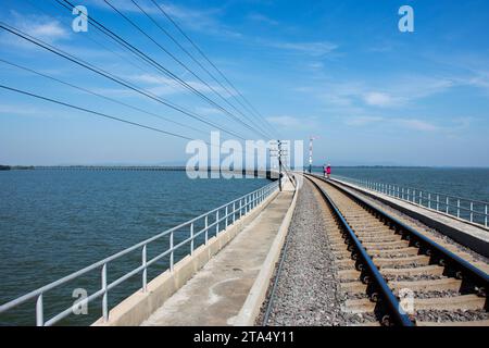 Sehen Sie das Landschaftsreservoir und die Gleisbahn schwimmend im Khuean Pasak Chonlasit Damm für Zugüberquerung Pa Sak Jolasid Damm senden Sie thailändische Reisende Stockfoto