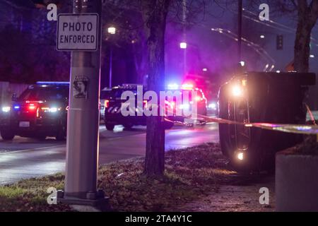 Seattle, USA. November 2023. Kurz nach 16:00 Uhr während der Hauptverkehrszeit berichtet eine Person, die angeblich eine automatische Waffe aus dem Fenster eines Fahrzeugs auf ein anderes Fahrzeug schoss, bevor sie auf der 23. Und East Fruce im Central District abstürzte. Eine Person wurde gesehen, wie sie aus der Gegend lief. Streunende Kugeln treffen Häuser in der Nähe. Quelle: James Anderson/Alamy Live News Stockfoto