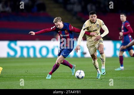 Barcelona, Esp. November 2023. FC BARCELONA gegen PORTO 28. November 2023 Frenkie de Jong (21) vom FC Barcelona (links) gegen Evanilson von Porto (30) während des Spiels zwischen dem FC Barcelona und Porto entsprechend der Gruppenphase der UEFA Champions League im Olimpischen Stadion Lluis Companys von Montjuic in Barcelona, Spanien. Quelle: Rosdemora/Alamy Live News Stockfoto