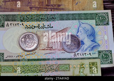 Syrisches Geld Hintergrund der alten Münzen und Banknoten von Livres Liras aus verschiedenen Epochen, alte Vintage Retro Syrien Geld Münzen und Scheine, Wechselkurs, Öko Stockfoto