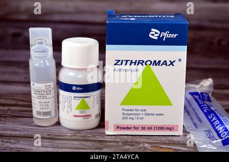 Kairo, Ägypten, 8. Oktober 2023: Zithromax Azithromycin Suspension Pulver 30 ml 1200 mg 200 mg pro 5 ml, von Pfizer Egypt S.A.E., Antibiotikum antimikrobiell für Stockfoto