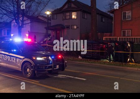 Seattle, USA. November 2023. Kurz nach 16:00 Uhr während der Hauptverkehrszeit berichtet eine Person, die angeblich eine automatische Waffe aus dem Fenster eines Fahrzeugs auf ein anderes Fahrzeug schoss, bevor sie auf der 23. Und East Fruce im Central District abstürzte. Eine Person wurde gesehen, wie sie aus der Gegend lief. Streunende Kugeln treffen Häuser in der Nähe. Quelle: James Anderson/Alamy Live News Stockfoto