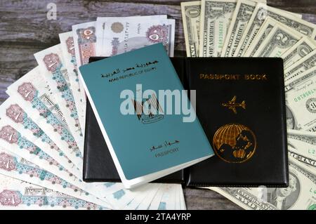 Ägyptisches Pass-Schwarzes Buch, Übersetzung arabischer Wörter (Pass der Arabischen republik Ägypten) und Schwarzes Passbuch mit ägyptischen Pfund und Amerika Stockfoto