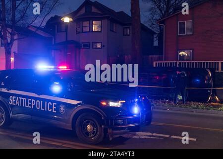 Seattle, USA. November 2023. Kurz nach 16:00 Uhr während der Hauptverkehrszeit berichtet eine Person, die angeblich eine automatische Waffe aus dem Fenster eines Fahrzeugs auf ein anderes Fahrzeug schoss, bevor sie auf der 23. Und East Fruce im Central District abstürzte. Eine Person wurde gesehen, wie sie aus der Gegend lief. Streunende Kugeln treffen Häuser in der Nähe. Quelle: James Anderson/Alamy Live News Stockfoto