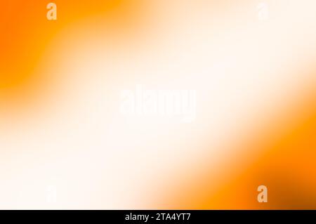 Farbverlauf orange weiß verschwommenes Milchglas-Effekt Glasmorphismus glattes helles abstraktes Thanksgiving-Hintergrundbanner Stockfoto