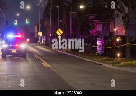 Seattle, USA. November 2023. Kurz nach 16:00 Uhr während der Hauptverkehrszeit berichtet eine Person, die angeblich eine automatische Waffe aus dem Fenster eines Fahrzeugs auf ein anderes Fahrzeug schoss, bevor sie auf der 23. Und East Fruce im Central District abstürzte. Eine Person wurde gesehen, wie sie aus der Gegend lief. Streunende Kugeln treffen Häuser in der Nähe. Quelle: James Anderson/Alamy Live News Stockfoto