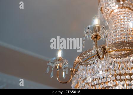 Opulenter goldener Kronleuchter im venezianischen Stil als Mittelpunkt eines eleganten, luxuriösen Zimmers Stockfoto