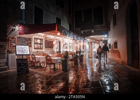 Bezaubernder regnerischer nächtlicher Blick auf Venedig, Italien mit Moody Atmosphäre und Reflektionen der Stadtlichter Stockfoto