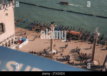 Ruhiger Blick aus der Vogelperspektive auf Venedig, Italien mit ruhigem Wasser und Stadtbild. Stockfoto