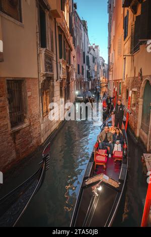 Legendäre Gondeln, die auf dem malerischen Kanal in Venedig schwimmen und zeitlose Schönheit und Charme einfangen Stockfoto