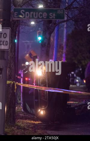 Seattle, USA. November 2023. Kurz nach 16:00 Uhr während der Hauptverkehrszeit berichtet eine Person, die angeblich eine automatische Waffe aus dem Fenster eines Fahrzeugs auf ein anderes Fahrzeug schoss, bevor sie auf der 23. Und East Fruce im Central District abstürzte. Eine Person wurde gesehen, wie sie aus der Gegend lief. Streunende Kugeln treffen Häuser in der Nähe. Quelle: James Anderson/Alamy Live News Stockfoto