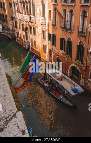 Ruhige Gondelfahrt durch den traditionellen venezianischen Kanal mit farbenfrohen Gebäuden Stockfoto