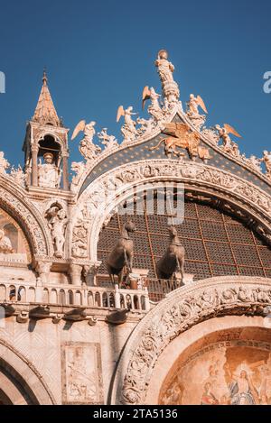 Reich verziertes Renaissancegebäude mit lebhaften Farben und komplexen Details vor blauem Himmel Stockfoto