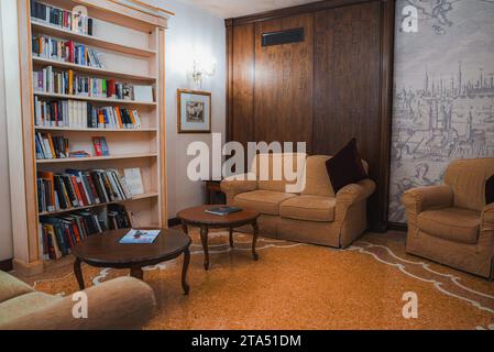 Moderner und gemütlicher Sitzbereich in Braun und Beige in gut beleuchtetem Apartment mit Tageslicht Stockfoto