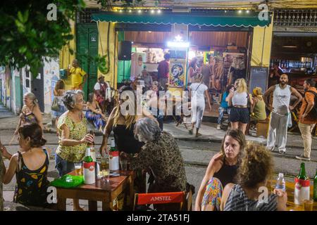 Alquimia Bar am Largo das Neves Platz im Viertel Santa Teresa, ein berühmter Treffpunkt für Intellektuelle, Wissenschaftler, Künstler und linke Politiker, die von ihrem historischen Charakter, ihrem kulturellen Leben und ihrem Lebensstandard angezogen werden. Der böhmische Lebensstil hat dazu beigetragen, dass Santa Teresa eine der wichtigsten Touristenattraktionen von Rio de Janeiro ist und dass es 2016 als eines der einzigartigsten Viertel der Welt anerkannt wurde. Poster von Marielle Franco am Bareingang. Marielle war eine brasilianische Feministin, Politikerin und Menschenrechtsaktivistin, die am 14. März 2018 in Rio de Jane ermordet wurde Stockfoto