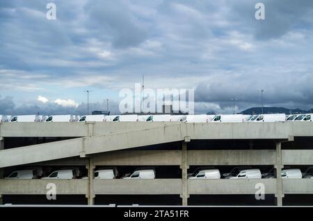 Brasilianische Ausfuhr, Autos, die im Hafen von Rio de Janeiro abgestellt wurden, werden verschickt und exportiert. Stockfoto