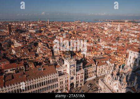 Vogelperspektive von Venedig, Italien: Luftbild mit Kanälen, Brücken und Wahrzeichen Stockfoto
