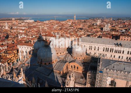 Blick aus der Vogelperspektive von Venedig, Italien: Berühmte Kanäle, Gondeln und historische Architektur Stockfoto