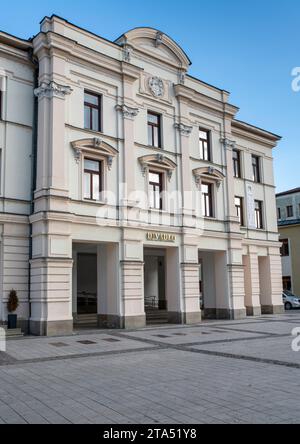 Zvolen, Slowakei - 26. November 2023 : das Jozef Gregor Tajovsky Theater ( Divadlo Jozefa Gregora Tajovskeho vo Zvolene). Zvolen. Slowakei. Stockfoto