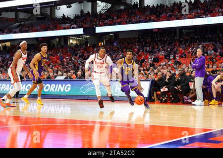 Syracuse, New York, USA. November 2023. Während des ACC/SEC-Challenge-Spiels zwischen Syracuse University und LSU fährt der LSU-Guard JORDAN WRIGHT (6) in der zweiten Halbzeit im JMA Wireless Dome am 28. November 2023 in Syracuse, NY, die Baseline vorbei an Syracuse Guard QUADIR COPELAND (24). (Kreditbild: © Scott Rausenberger/ZUMA Press Wire) NUR REDAKTIONELLE VERWENDUNG! Nicht für kommerzielle ZWECKE! Stockfoto