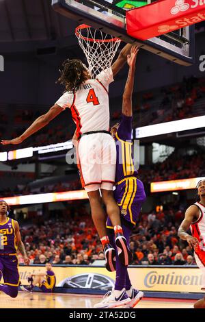 Syracuse, New York, USA. November 2023. Während des ACC/SEC-Challenge-Spiels zwischen Syracuse University und LSU wird LSU FORWARD TYRELL WARD (15) während der zweiten Halbzeit im JMA Wireless Dome am 28. November 2023 in Syracuse, NY, von Syracuse Forward CHRIS BELL (4) blockiert. (Kreditbild: © Scott Rausenberger/ZUMA Press Wire) NUR REDAKTIONELLE VERWENDUNG! Nicht für kommerzielle ZWECKE! Stockfoto