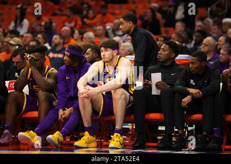 Syracuse, New York, USA. November 2023. Während des ACC/SEC-Challenge-Spiels zwischen Syracuse University und LSU sieht sich LSU-Stürmer WILL BAKER (9) die Scoreboard Ende der zweiten Halbzeit im JMA Wireless Dome am 28. November 2023 in Syracuse, NY, an. (Kreditbild: © Scott Rausenberger/ZUMA Press Wire) NUR REDAKTIONELLE VERWENDUNG! Nicht für kommerzielle ZWECKE! Stockfoto