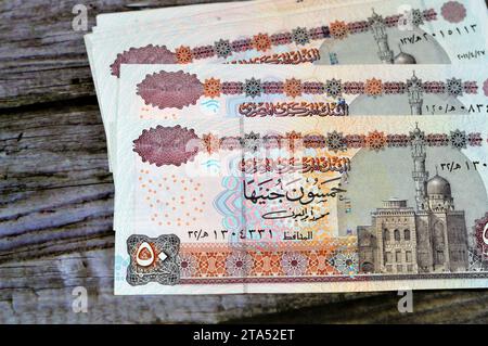 Die Vorderseite der Banknotenserie 50 LE Fifty Egyptian Pounds 2001 zeigt die Abu-Hurayba-Moschee (Qijmas al-Ishaqi-Moschee), selektiver Fokus der ägyptischen M Stockfoto