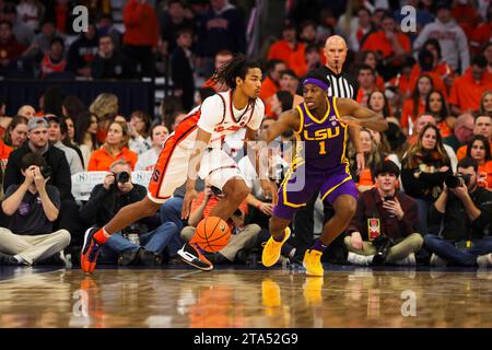 Syracuse, New York, USA. November 2023. Während des ACC/SEC-Challenge-Spiels zwischen Syracuse University und LSU fährt Syracuse Forward CHRIS BELL (4) in der zweiten Halbzeit am JMA Wireless Dome am 28. November 2023 in Syracuse, NY, vorbei an CARLOS STEWART (1). (Kreditbild: © Scott Rausenberger/ZUMA Press Wire) NUR REDAKTIONELLE VERWENDUNG! Nicht für kommerzielle ZWECKE! Stockfoto