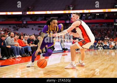 Syracuse, New York, USA. November 2023. Während des ACC/SEC-Challenge-Spiels zwischen der Syracuse University und der LSU fährt die LSU FORWARD TYRELL WARD (15) während der zweiten Halbzeit im JMA Wireless Dome am 28. November 2023 in Syracuse, NY, vorbei. (Kreditbild: © Scott Rausenberger/ZUMA Press Wire) NUR REDAKTIONELLE VERWENDUNG! Nicht für kommerzielle ZWECKE! Stockfoto