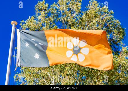 Die Staatsflagge des Northern Territory, 3 offizielle Farben, Schwarz, Weiß und Rot, Ocker und eine Version des Blumenemblems des Territory, Sturt's Desert Rose Stockfoto