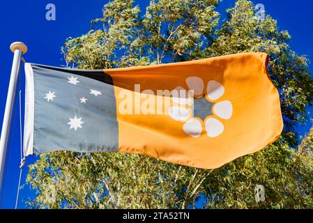 Die Staatsflagge des Northern Territory, 3 offizielle Farben, Schwarz, Weiß und Rot, Ocker und eine Version des Blumenemblems des Territory, Sturt's Desert Rose Stockfoto