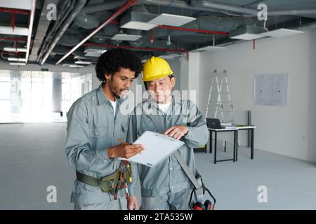 Ingenieure besprechen Probleme, die vor der Inbetriebnahme der Einrichtung behoben werden müssen Stockfoto