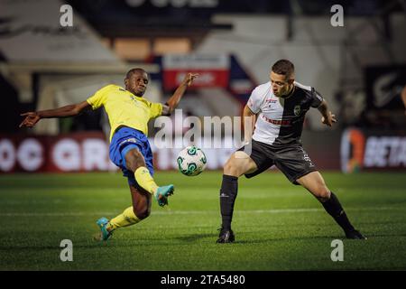 Bruno Duarte, Eboue Kouassi während der Liga Portugal 23/24 Spiel zwischen SC Farense und FC Arouca, Estadio de Sao Luis, Faro, Portugal. (Maciej Rogowski) Stockfoto