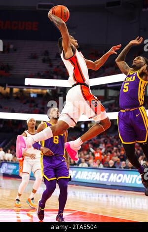 Syracuse, New York, USA. November 2023. Während des ACC/SEC-Challenge-Spiels zwischen Syracuse University und LSU startet Syracuse Guard JUDAH MINTZ (3) für einen Dunk über den LSU-Verteidiger MWANI WILKINSON (5) während der ersten Halbzeit im JMA Wireless Dome. (Kreditbild: © Scott Rausenberger/ZUMA Press Wire) NUR REDAKTIONELLE VERWENDUNG! Nicht für kommerzielle ZWECKE! Stockfoto