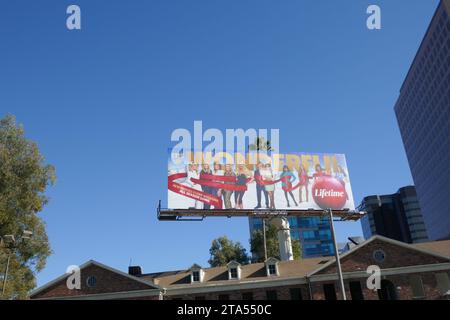 Los Angeles, Kalifornien, USA 28. November 2023 Lebenszeit ItÕs Wonderful Holidays Reklametafeln mit Donna Mills, Loni Anderson, Linda Gray, Morgan Fairchild und Nicollette Sheridan am 28. November 2023 in Los Angeles, Kalifornien, USA. Foto: Barry King/Alamy Stock Photo Stockfoto