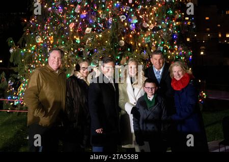 Der Sprecher des Repräsentantenhauses der Vereinigten Staaten Mike Johnson (Republikaner von Louisiana), dritter von links, wird zu einem Foto mit dem Repräsentanten der Vereinigten Staaten Alex Mooney (Republikaner von West Virginia) links, dem Repräsentanten der Vereinigten Staaten Carol Miller (Republikaner von West Virginia), zweiter von links, Kelly Johnson, vierter von rechts, Ethan Reese, dritter von rechts, US-Senator Joe Manchin III (Demokrat von West Virginia), zweiter von rechts, und US-Senator Shelley Moore Capito (Republikaner von West Virginia), rechts, während der Capitol Tree Lighting Zeremonie zum West Law Stockfoto