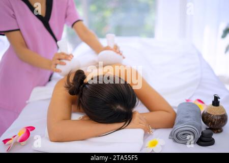 Hübsche Frauen verbringen Zeit im Resort und Spa Hotel. Reise- und Freizeitaktivitätskonzept. Stockfoto