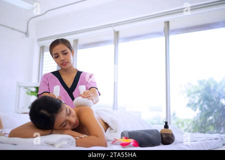 Hübsche Frauen verbringen Zeit im Resort und Spa Hotel. Reise- und Freizeitaktivitätskonzept. Stockfoto