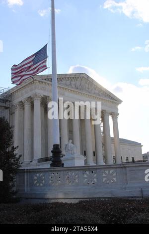 Washington, DC, USA. November 2023. Außenansicht des Supreme Court of the United States in Washington, DC am 28. November 2023. SCOTUS ist das höchste Gericht der Vereinigten Staaten. (Foto: Carlos Kosienski/SIPA USA) Credit: SIPA USA/Alamy Live News Stockfoto